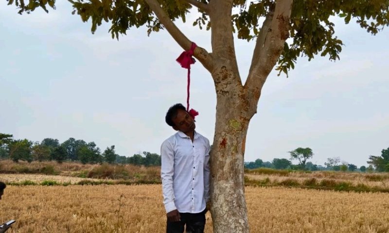 ଉଦେପଦର ଗ୍ରାମ ନିକଟ ଗଛରେ ରସି ଲଗାଇ ଯୁବକଙ୍କ ଆତ୍ମହତ୍ଯା