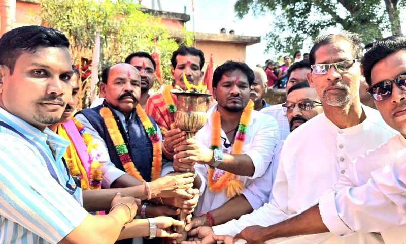 ମଶାଲ ଯାତ୍ରା ରେ ଦୁଲୁକିଲା ଦଣ୍ଡପାଟ୭ମ ବର୍ଷ ରେ  ଦଣ୍ଡପାଟ ଧନୁଯାତ୍ରା ମହୋତ୍ସବ,ଝଲସୁଛି କଳାହାଣ୍ଡି ରାଜ ଦରବାର ଆକୃତି ମଞ୍ଚ ।