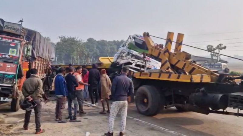 ରାସ୍ତାରେ ଛିଡ଼ା ହୋଇଥିବା ଟ୍ରକକୁ ପିଟିଲା ଟ୍ରଲର, ଚାପି ହୋଇଗଲେ ଡ୍ରାଇଭର