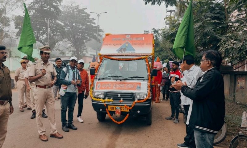 ପାରଳାଖେମୁଣ୍ଡି ଠାରେ ସଡ଼କ ସୁରକ୍ଷା ସପ୍ତାହ ପାଳନ ଉପଲକ୍ଷେ ସଚେତନତା ଶୋଭାଯାତ୍ରା*