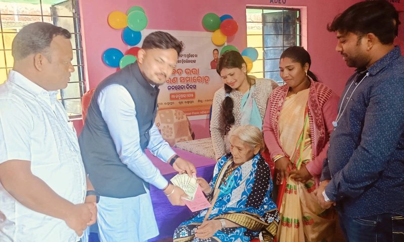 ଲକ୍ଷ୍ମୀପୁର ରେ ଘରେ ଘରେ ପହଂଚି ବାଣ୍ଟିଲେ ବର୍ଦ୍ଧିତ ଭତ୍ତା