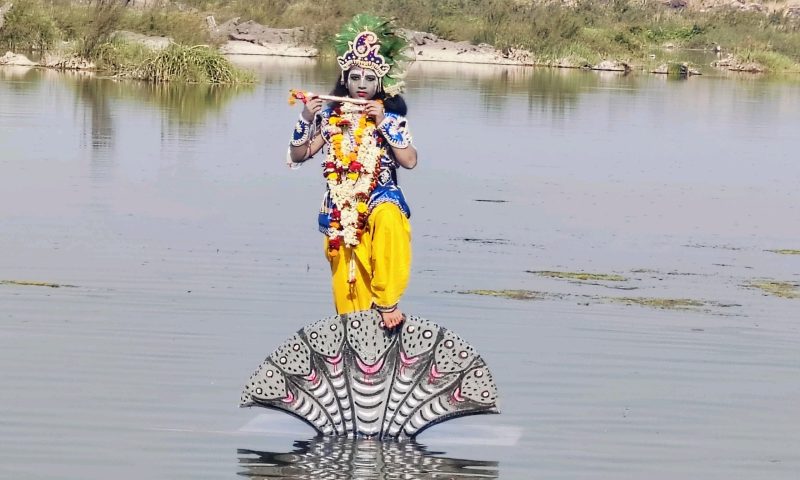 ଗୋପପୁରେ କାଳିଆ ଦଳନ, କୃଷ୍ଣଙ୍କ ମାଟିଖିଆ,  ବିଶ୍ୱ ବ୍ରହ୍ମାଣ୍ଡ ଦୃଶ୍ୟମାନ