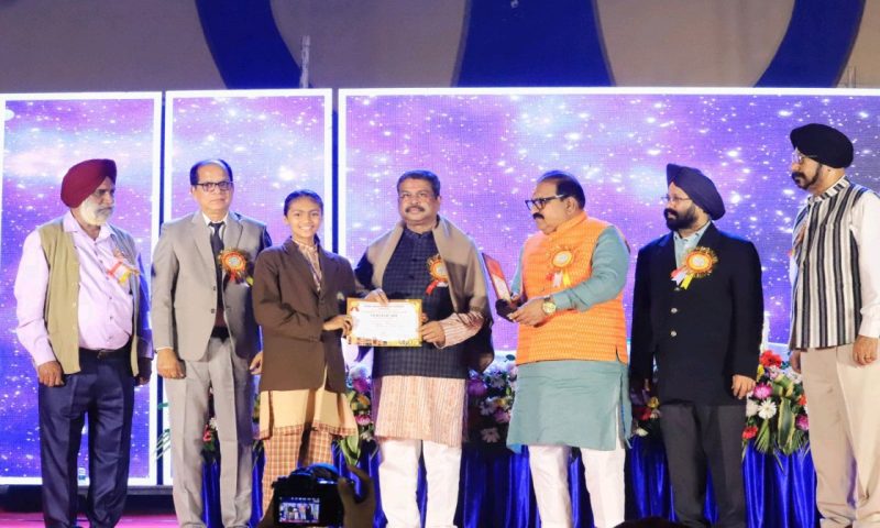 ଗୁରୁଙ୍କ ଠାରୁ ମିଳିଥିବା ପ୍ରେରଣାଦାୟୀ ବାର୍ତ୍ତାରୁ ବିଶ୍ୱକୁ ନୂଆ ମାର୍ଗ ଦେଖାଇବା – ଧର୍ମେନ୍ଦ୍ର ପ୍ରଧାନ