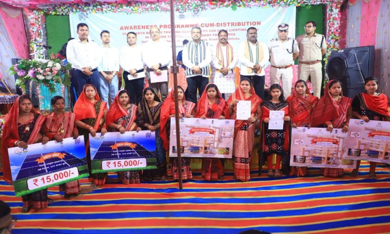 ସମ୍ବଲପୁରୀ ବ୍ରାଣ୍ଡର ବଜାର ଚାହିଦା ବଢାଇବା ଲକ୍ଷ୍ୟ ନେଇ ବଡ଼ତୁରାଙ୍ଗ ଗ୍ରାମରେ ଜନ ସଚେତନତା ଓ ସହାୟତାର ହାତ ବଢ଼ାଇଲେ କେନ୍ଦ୍ରମନ୍ତ୍ରୀ ଧର୍ମେନ୍ଦ୍ର ପ୍ରଧାନ