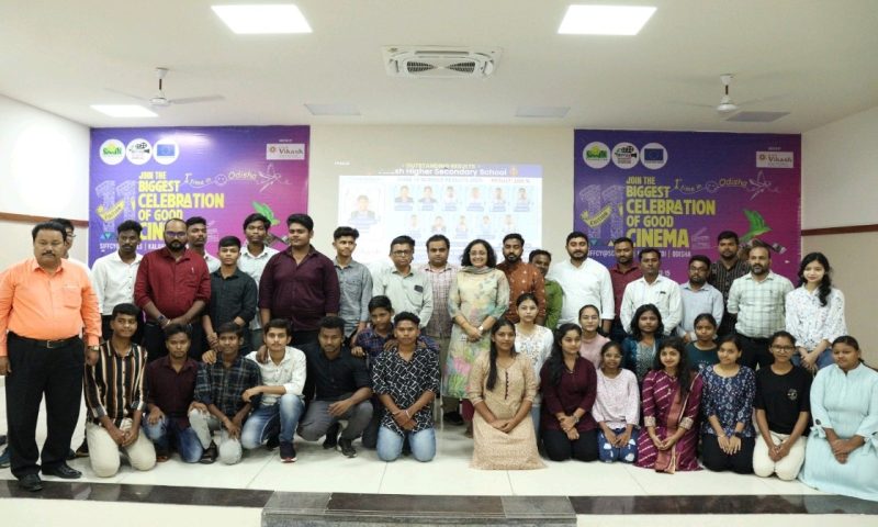 ଭବାନୀପାଟଣା ବିକାଶ ଉଚ୍ଚ ମାଧ୍ୟମିକ ବିଦ୍ୟାଳୟ ର ଟପ୍ପର ଛାତ୍ରଛାତ୍ରୀ ଙ୍କୁ ନେଇ ସମ୍ବର୍ଦ୍ଧନା ଉତ୍ସବ ଅନୁଷ୍ଠିତ।