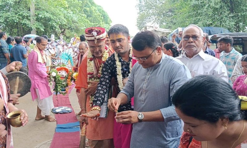 ଧନୁପାଲି ରଥଯାତ୍ରା:ଛେରା ପହରା କଲେ ବିପିନ ନନ୍ଦ, ଯୋଗଦେଲେ ଜିଲ୍ଲାପାଳ